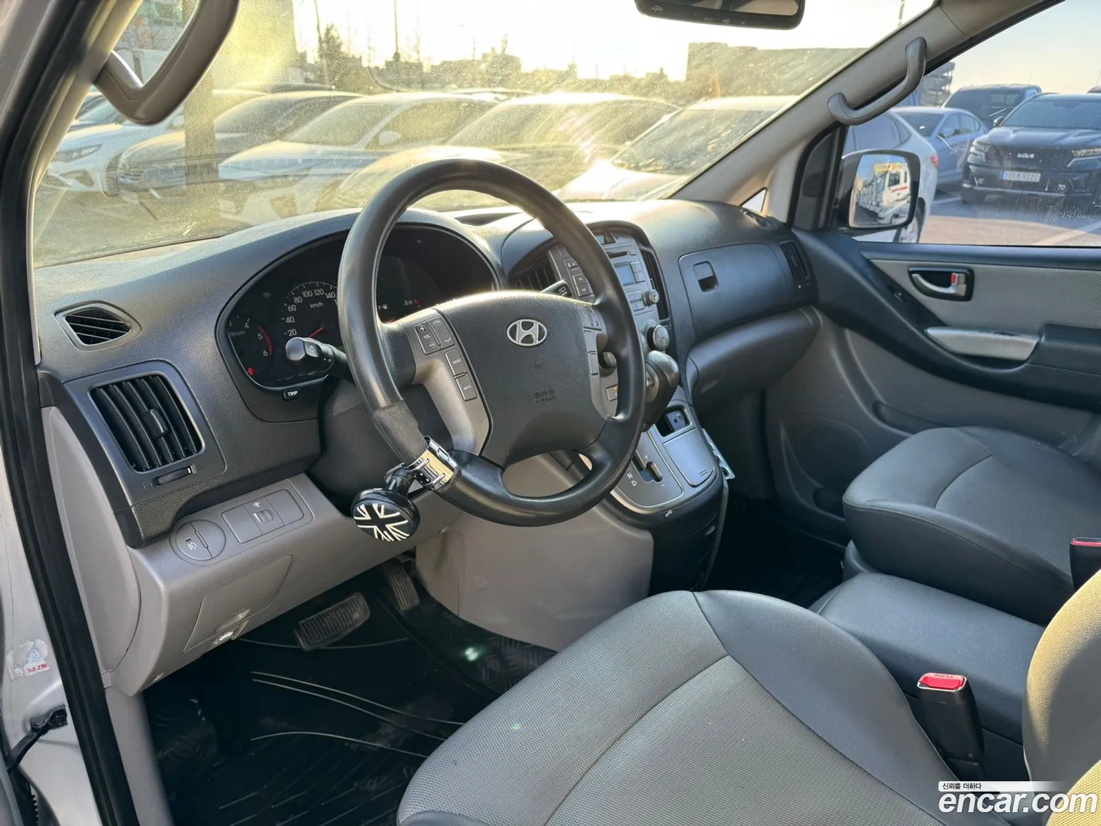 Hyundai Starex 5-Seater Van 2010 - фотография 16684028