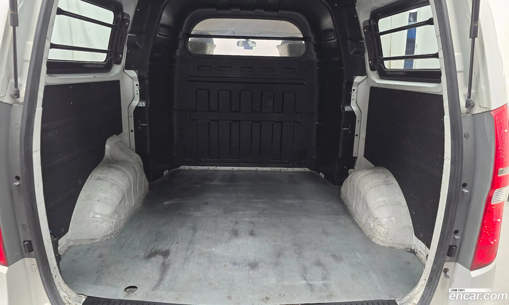 Grand Starex 5 -Seater Van Smart - фотография 11349095