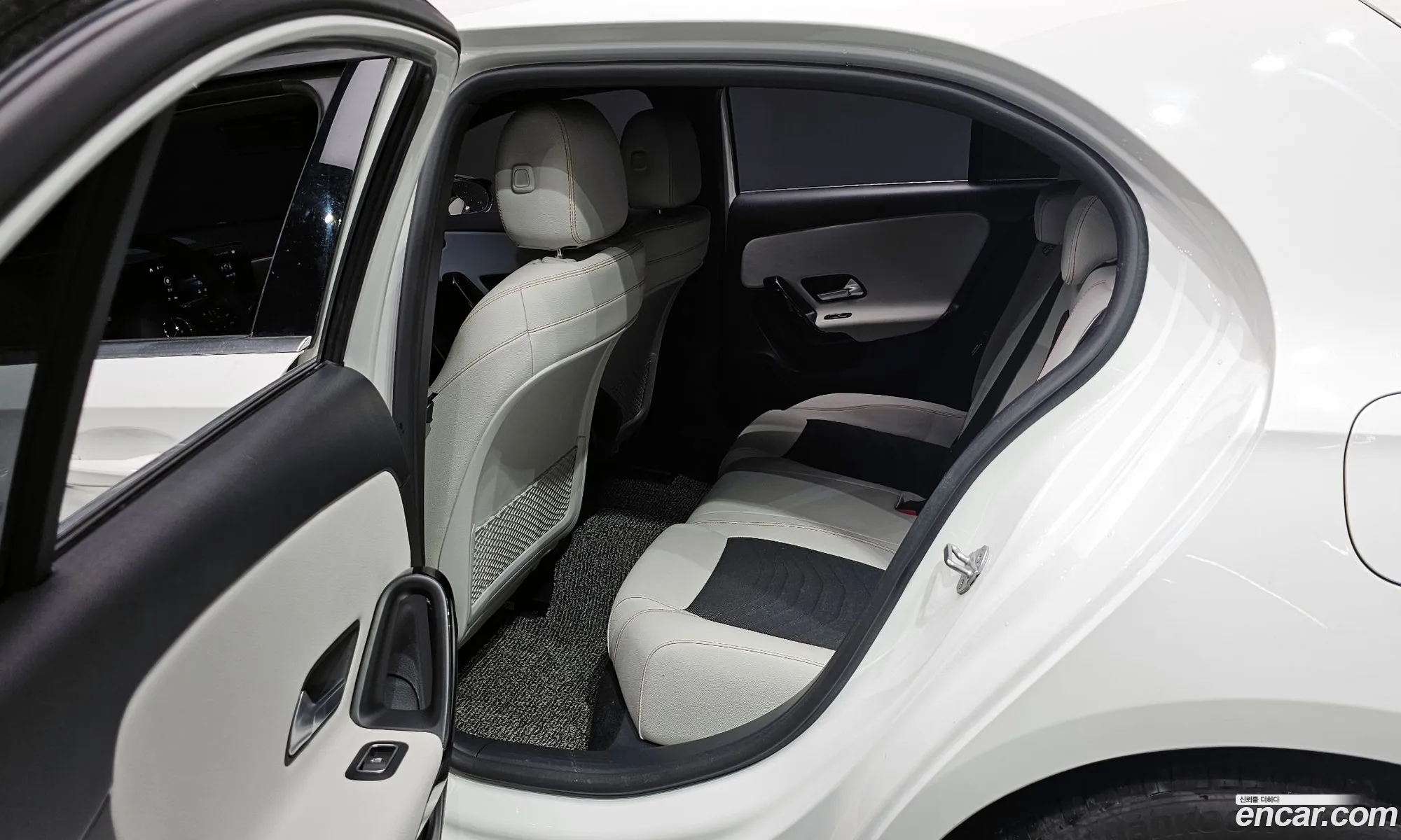Mercedes-Benz A-Klasse Iv W177 A220 Hatchback 2019 - фотография 11806242