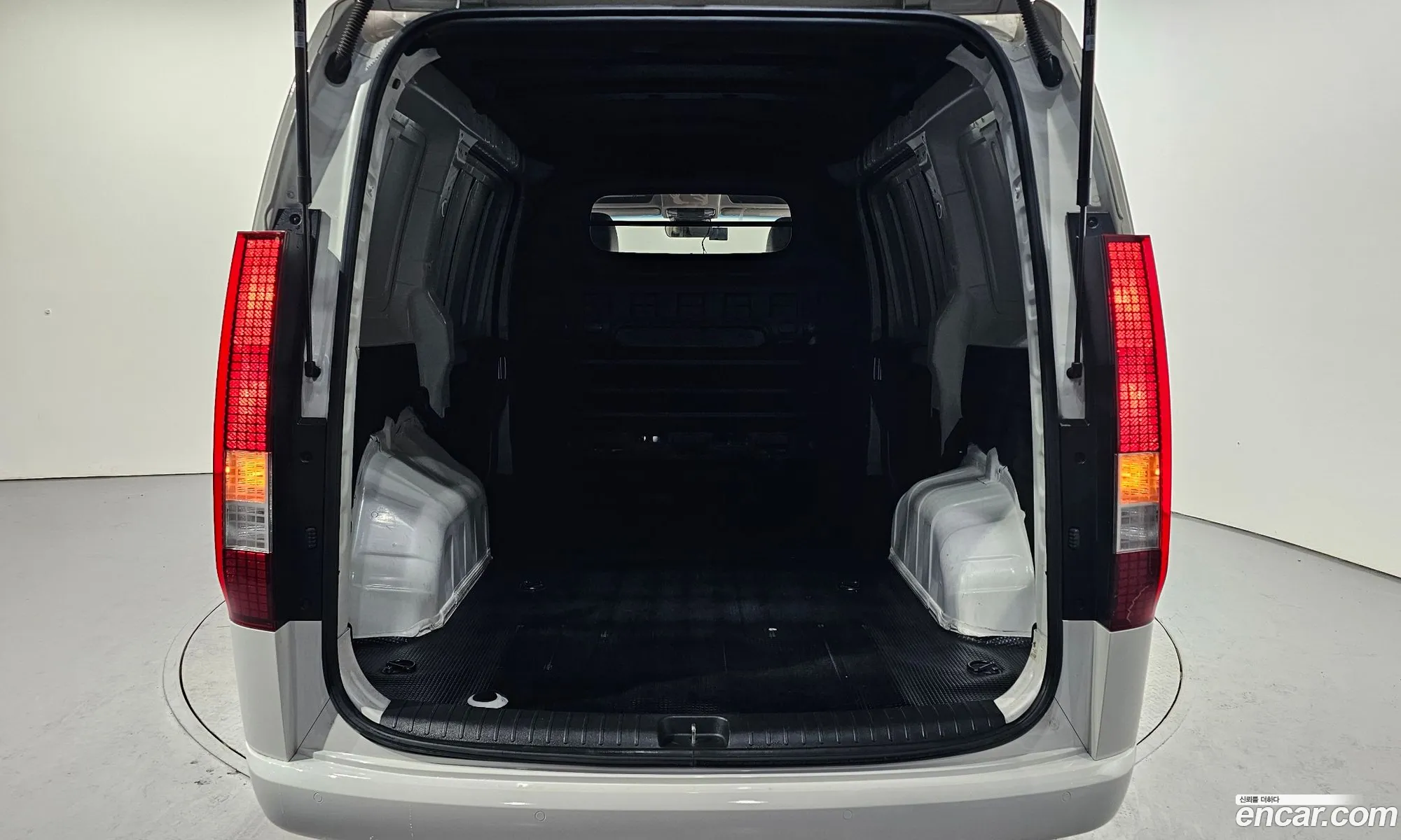 Starria Cargo 3 -Seater Modern - фотография 1305241