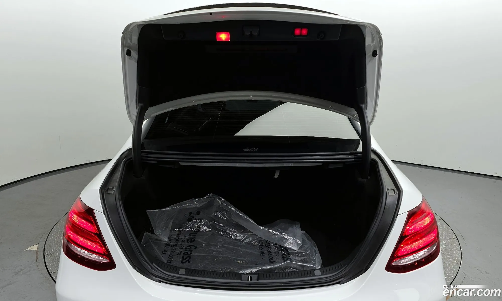 Mercedes-Benz E-Klasse E300 4Matic Exclusive 2018 - фотография 7216104