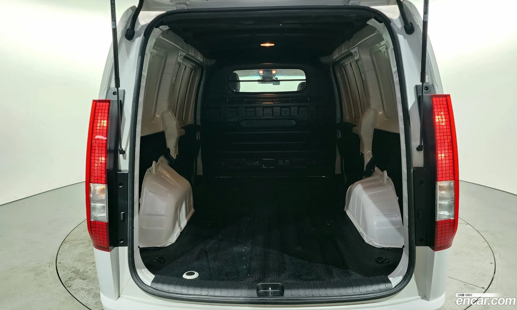 Starria Cargo 3 -Seater Smart - фотография 11829101