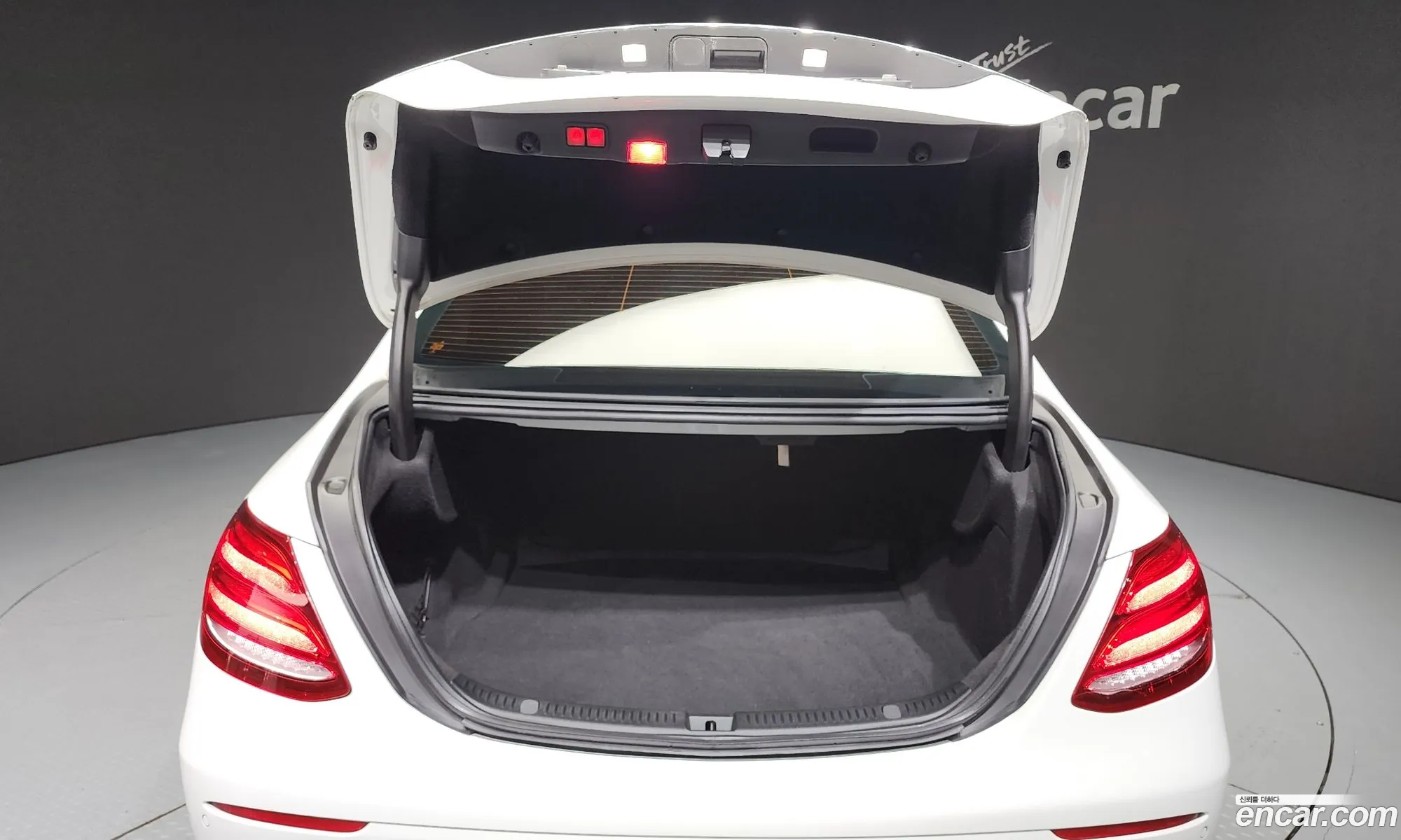 E-Class W213 E200 Avant-Garde - фотография 4666393