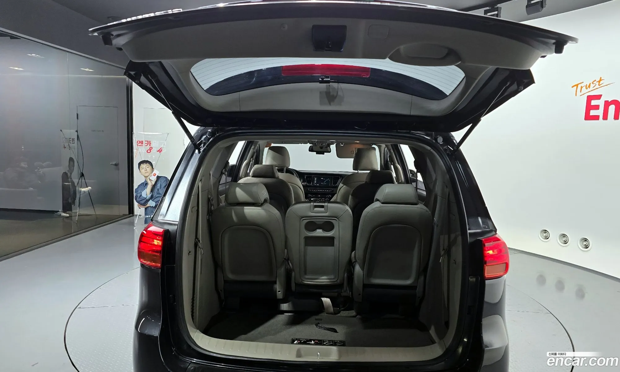 The New Carnival 11 -Seater Deluxe - фотография 17923019