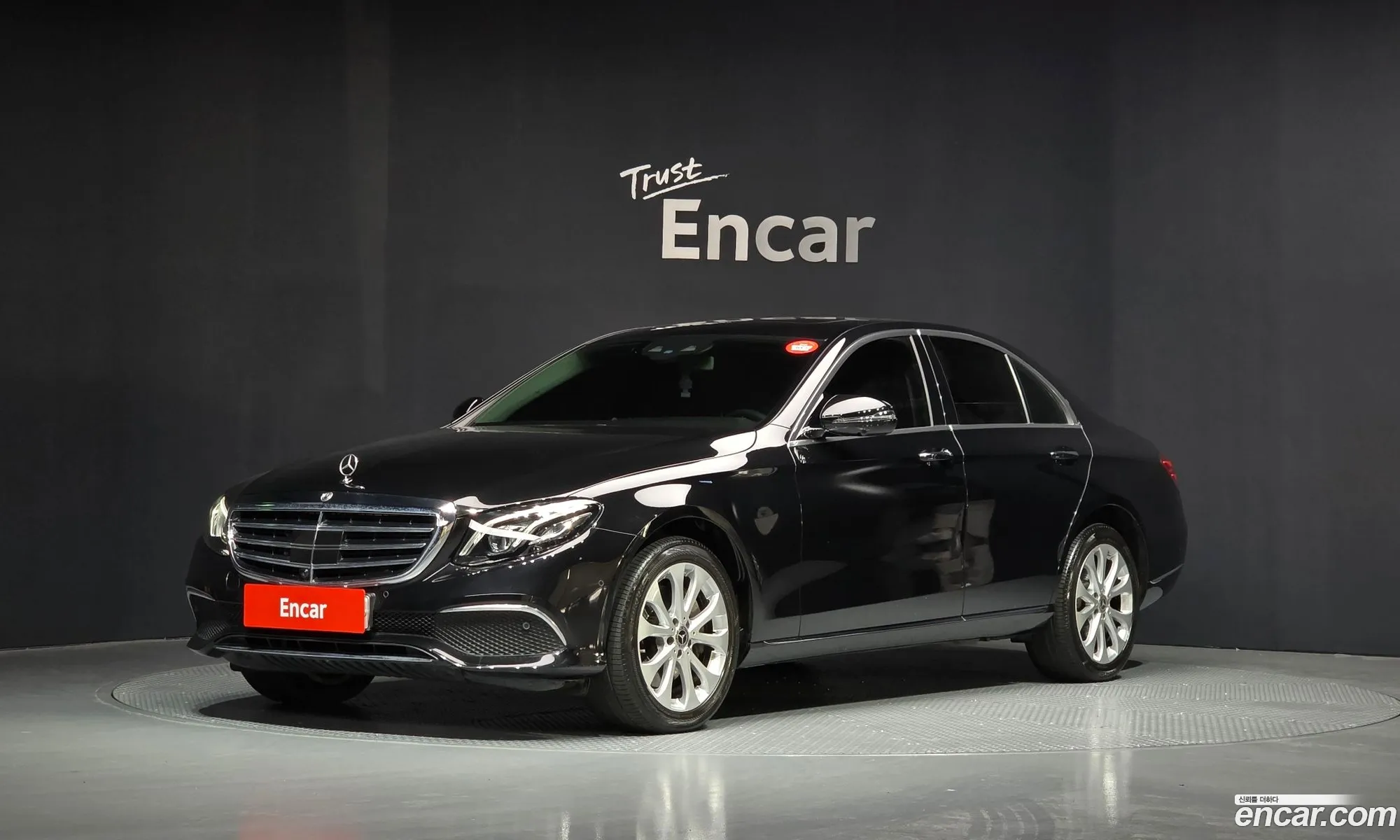 Mercedes-Benz E-Klasse E300 4Matic Exclusive 2020 - фотография 2054564