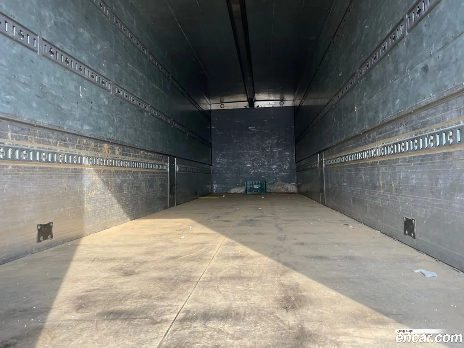 Cargo Truck Wing Body 95 Ton 6X2 - фотография 3360170