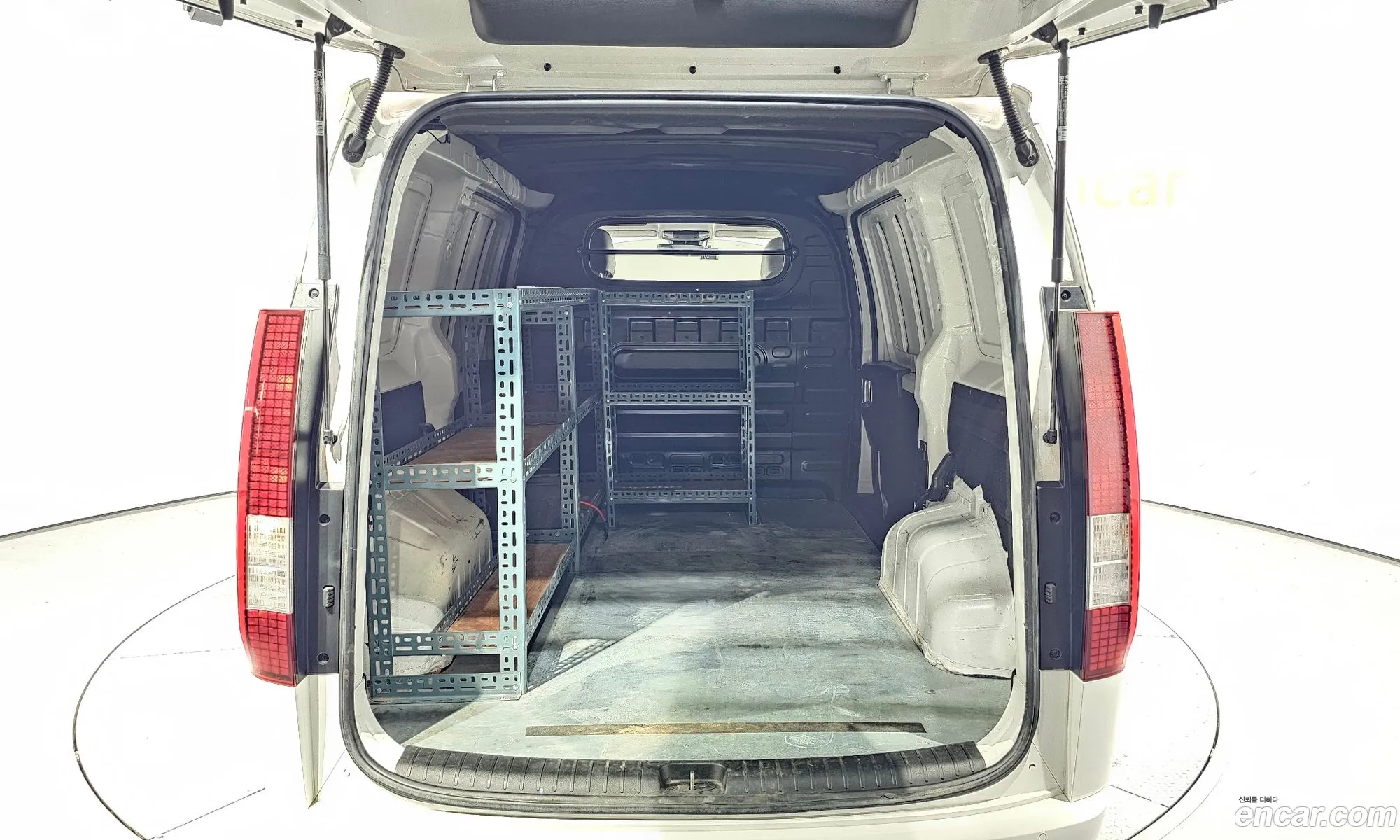 Starria Cargo 3 -Seater Modern - фотография 17339951