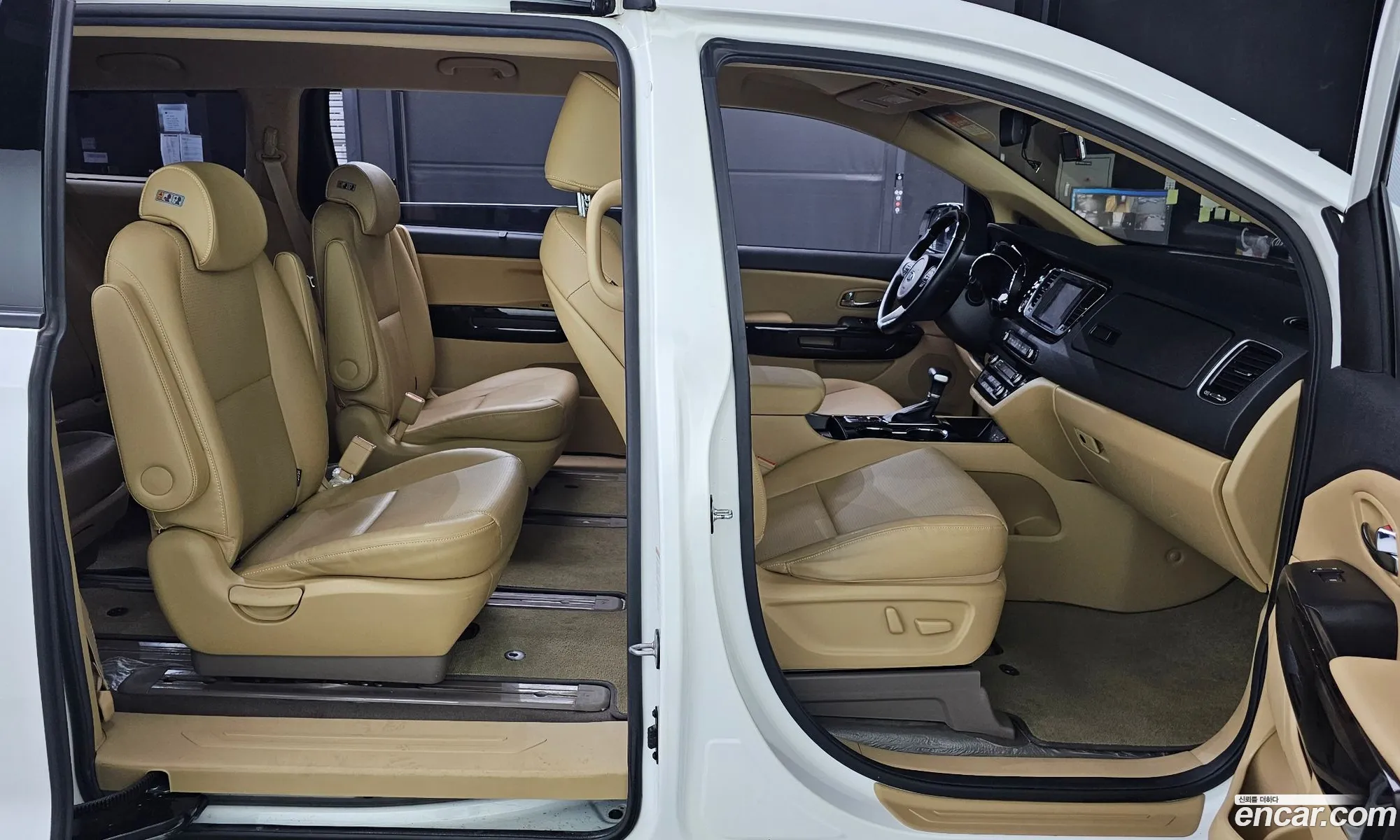 The New Carnival 9 -Seater Prestige - фотография 11370655
