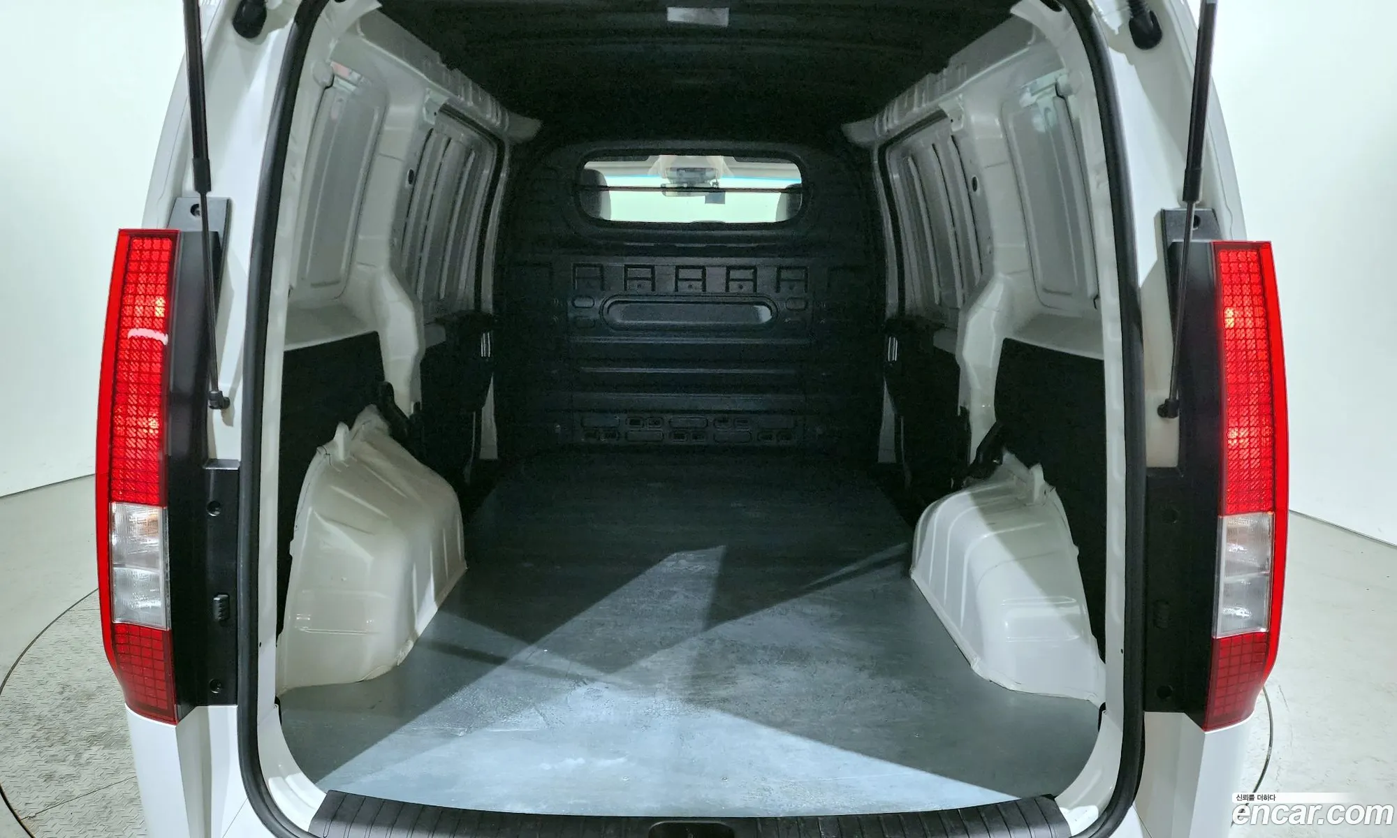 Starria Cargo 3 -Seater Modern - фотография 11836038