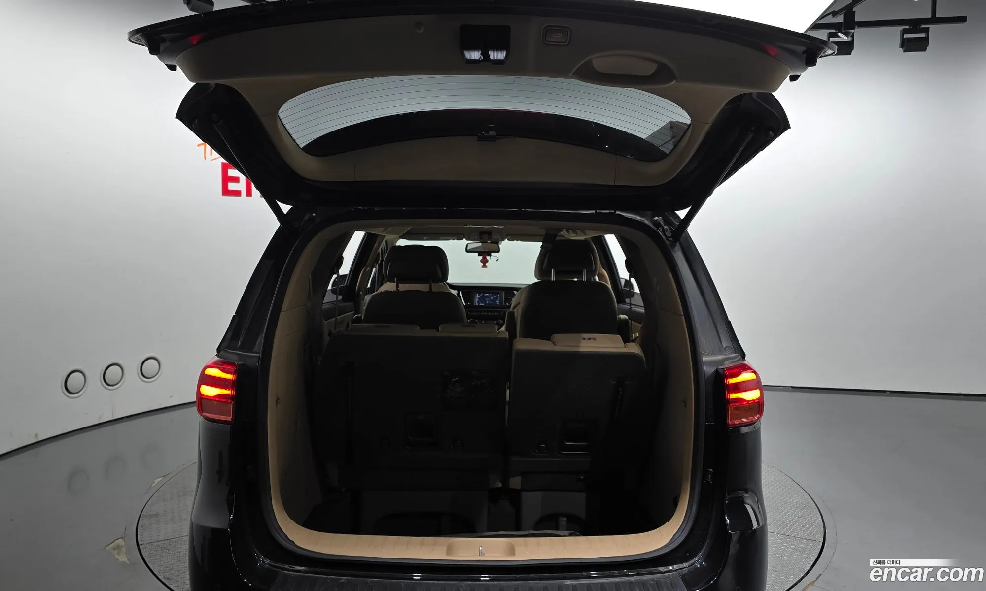 The New Carnival 7 -Seater Limousine President - фотография 16554593