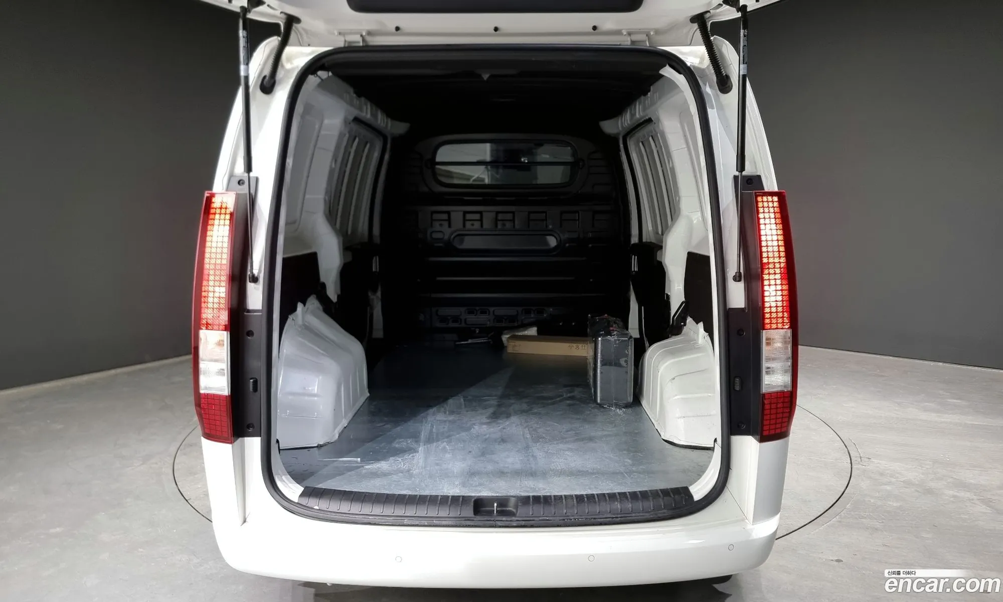 Starria Cargo 3 -Seater Modern - фотография 12366218
