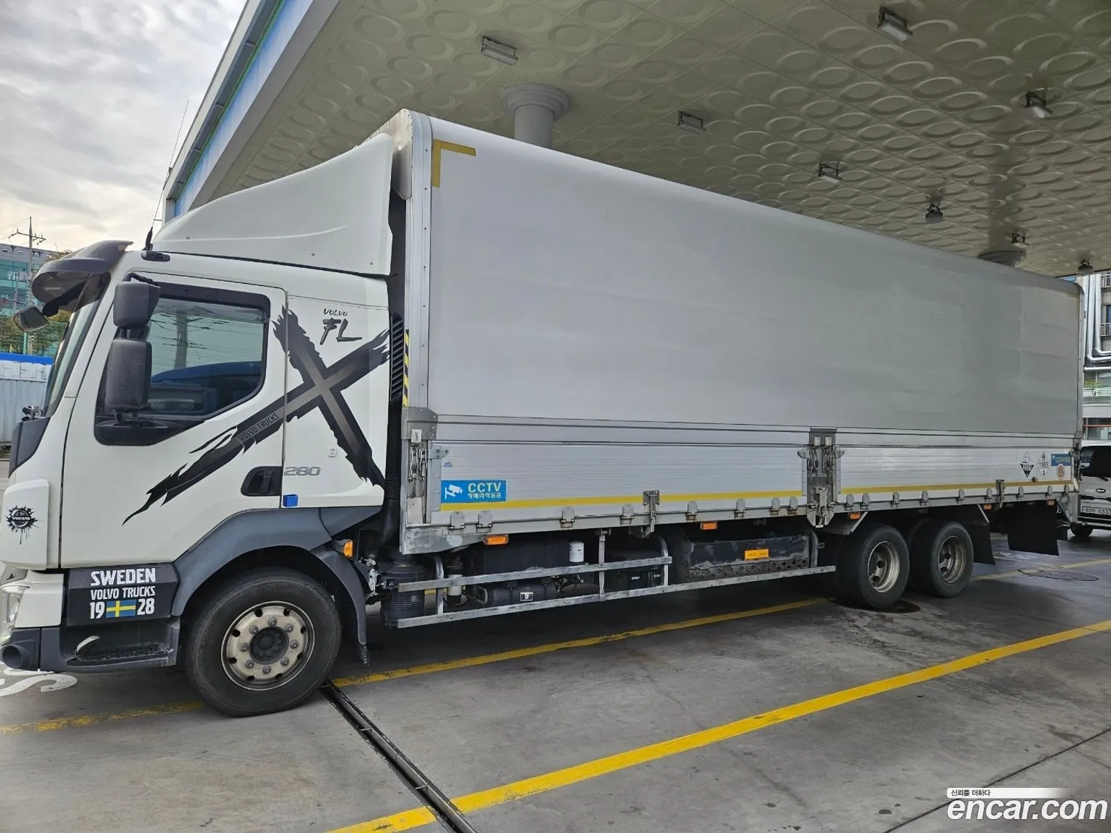 Cargo Truck Wing Body 45 Ton 4X2 - фотография 2258572