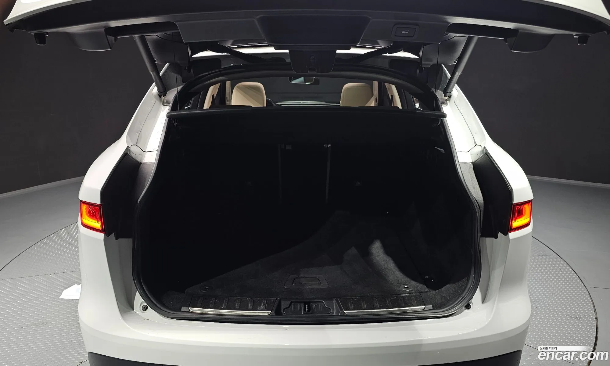 F-Pace 20D Prestige - фотография 3525911