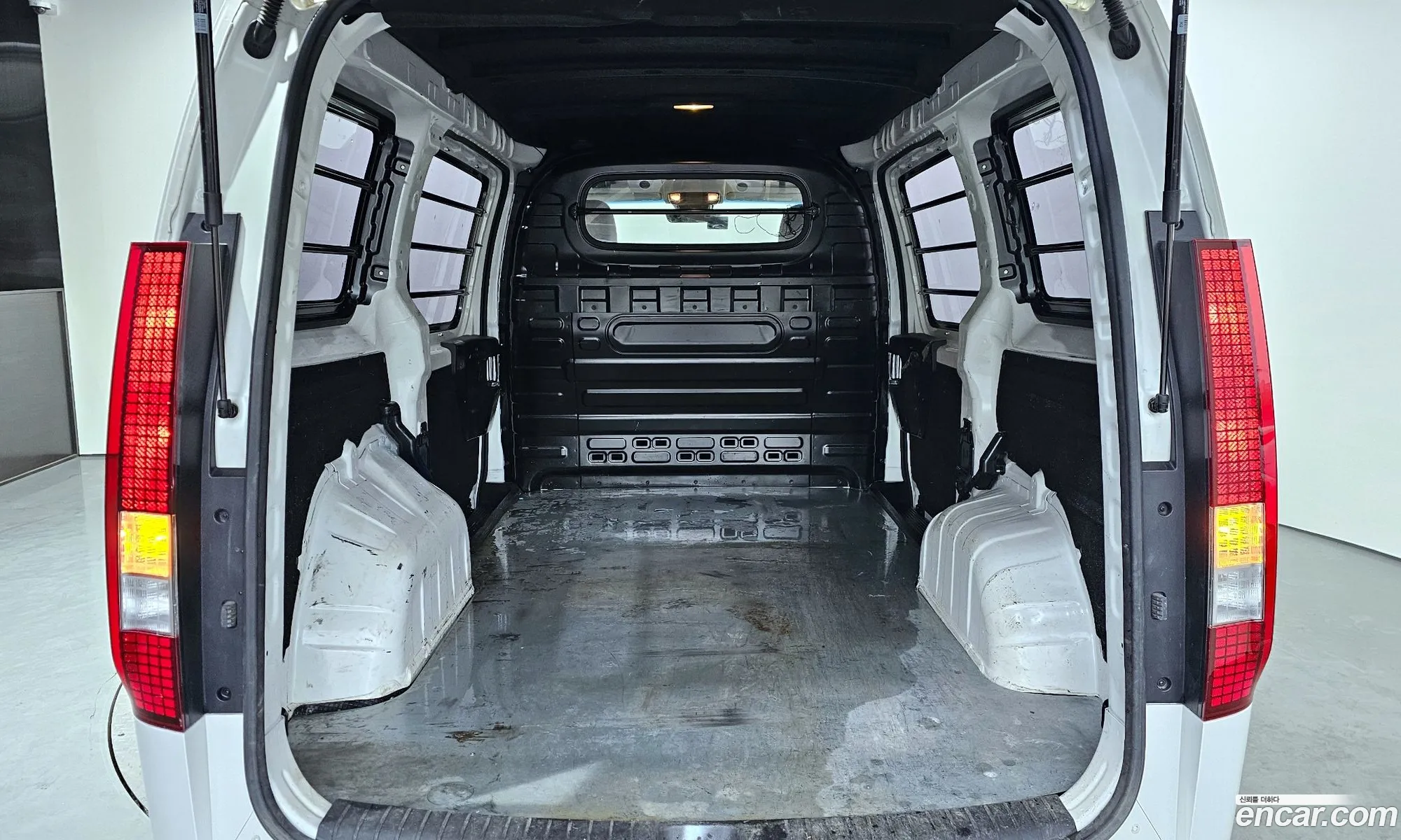 Starria Cargo 3 -Seater Modern - фотография 11267524