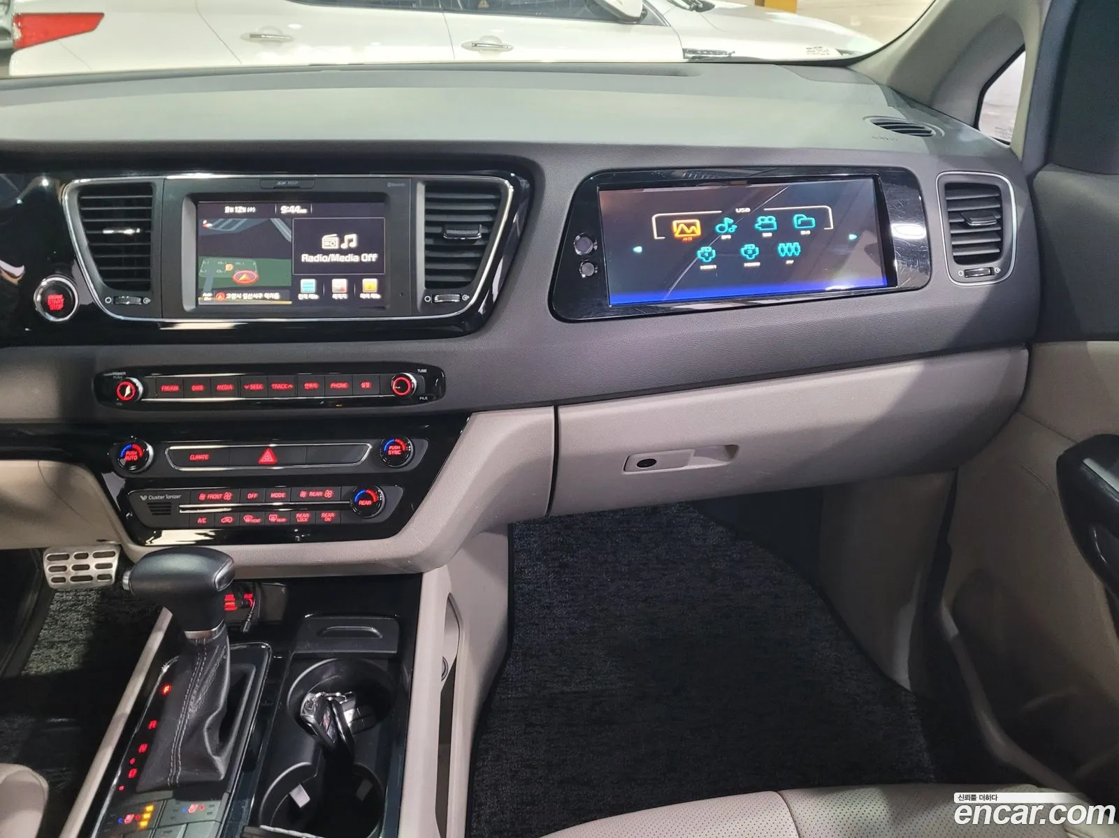 All -New Carnival 7 -Seater Limousine President - фотография 17240634