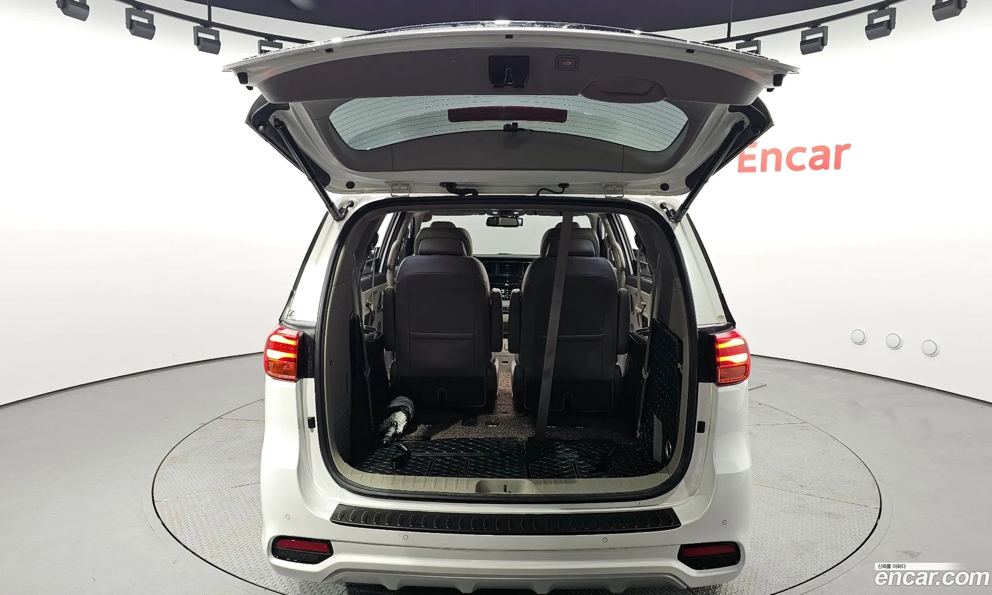 The New Carnival 7 -Seater Limousine President - фотография 11348921