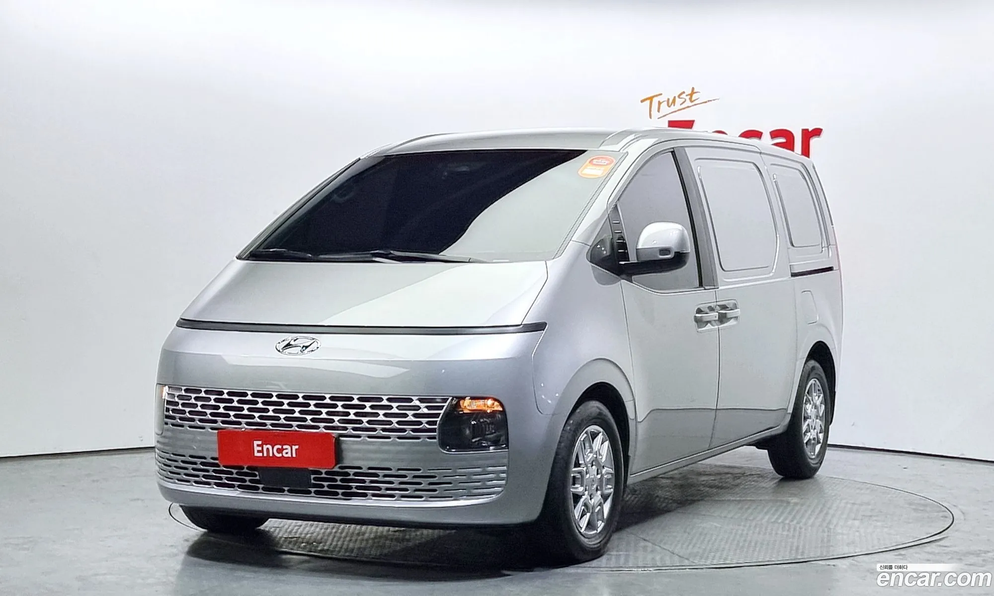 Starria Cargo 3 -Seater Modern - фотография 12730077
