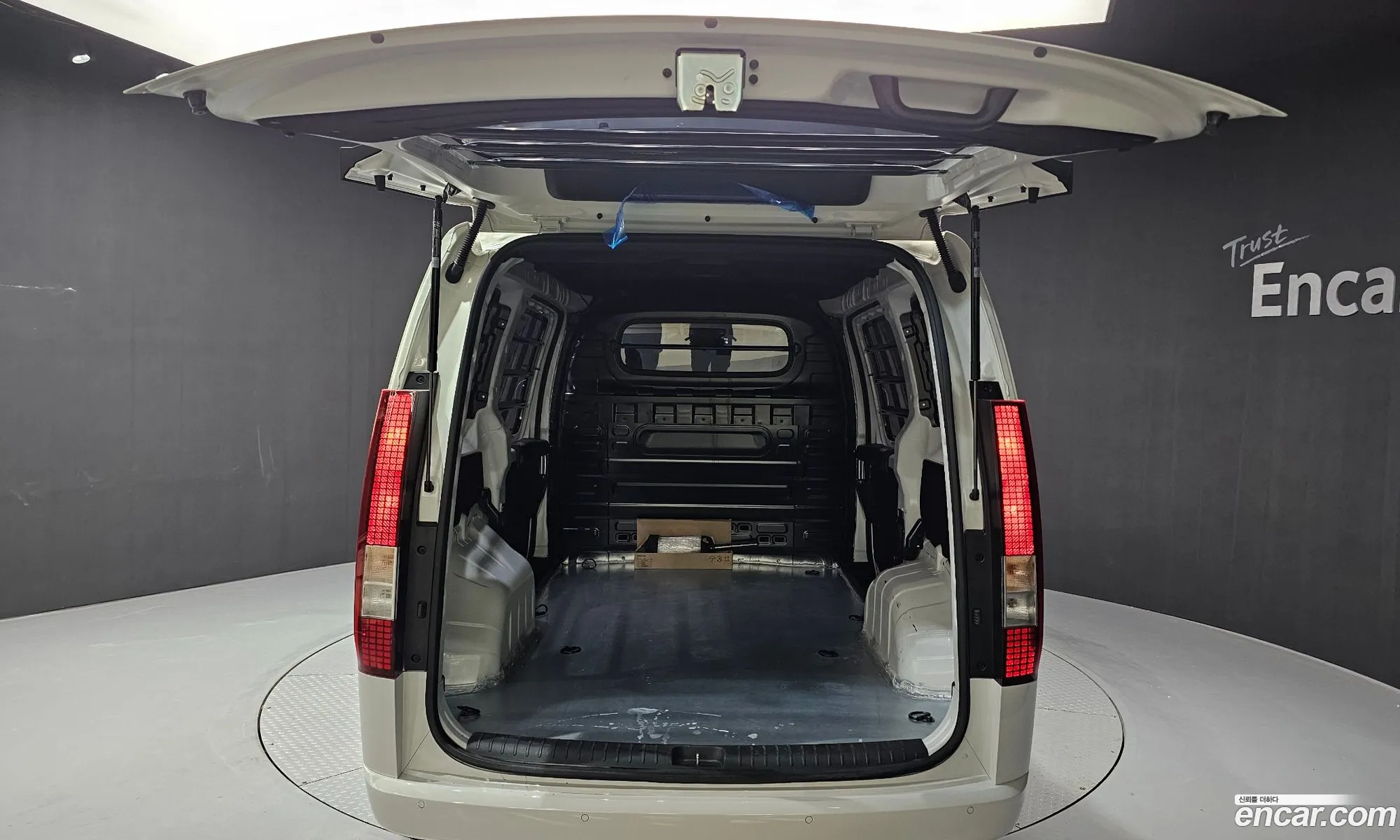Starria Cargo 3 -Seater Modern - фотография 1649619