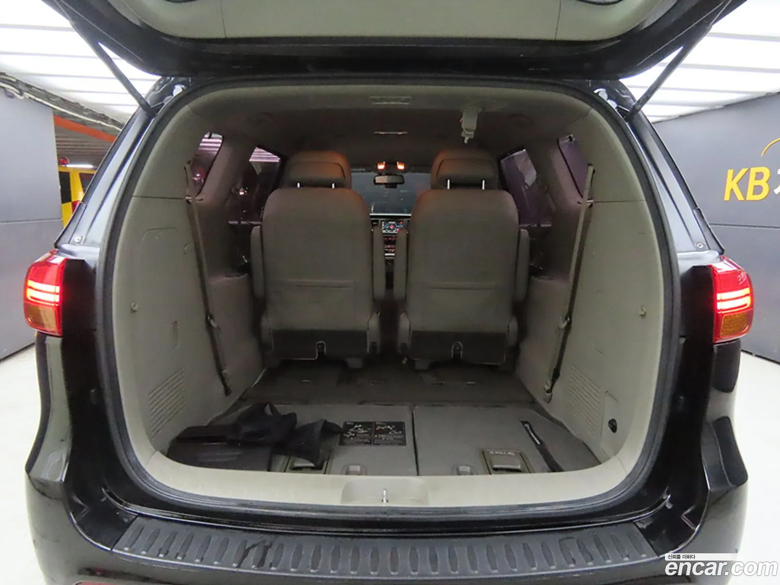 All -New Carnival 7 -Seater Limousine Vip - фотография 12352323