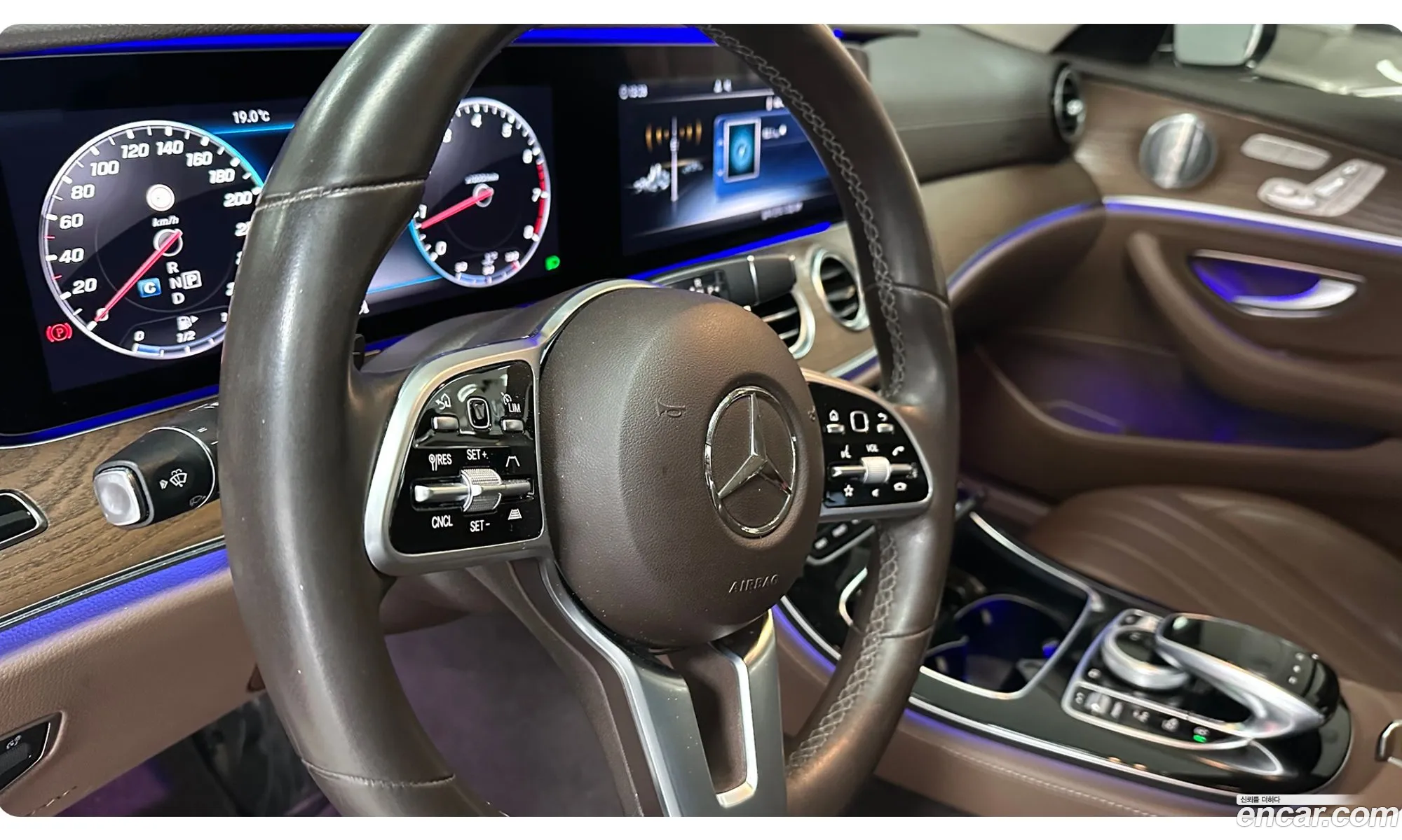 Mercedes-Benz E-Klasse E300 4Matic Exclusive 2020 - фотография 12184637