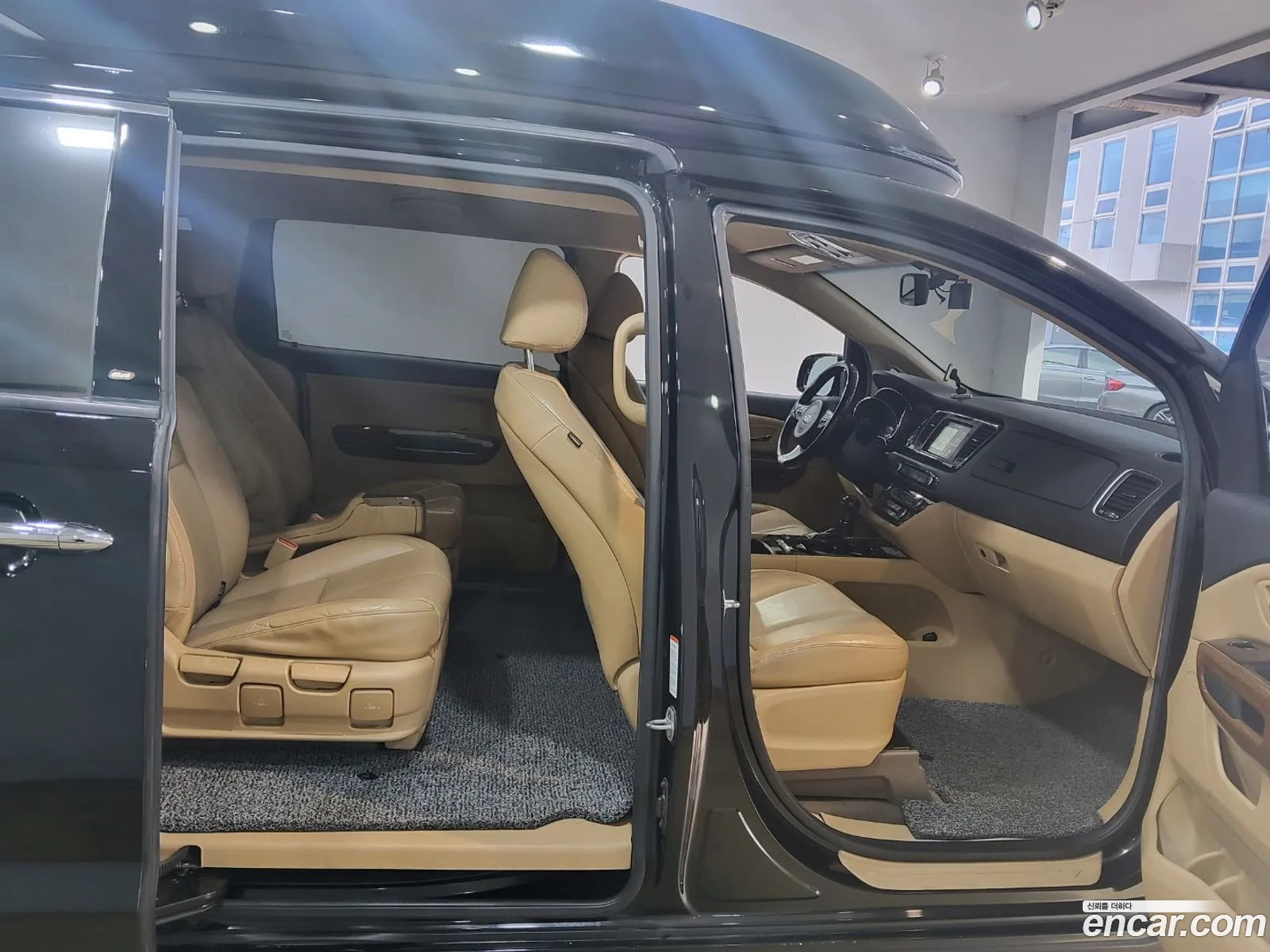 All -New Carnival 7 -Seater High Limousine Vip - фотография 13397589
