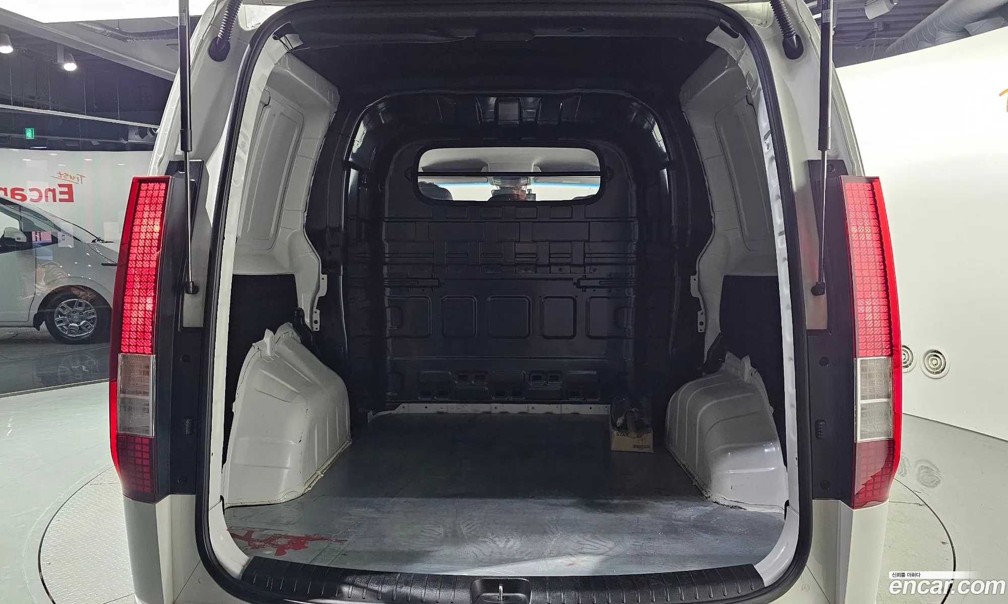 Starria Cargo 5 -Seater Modern - фотография 13618014