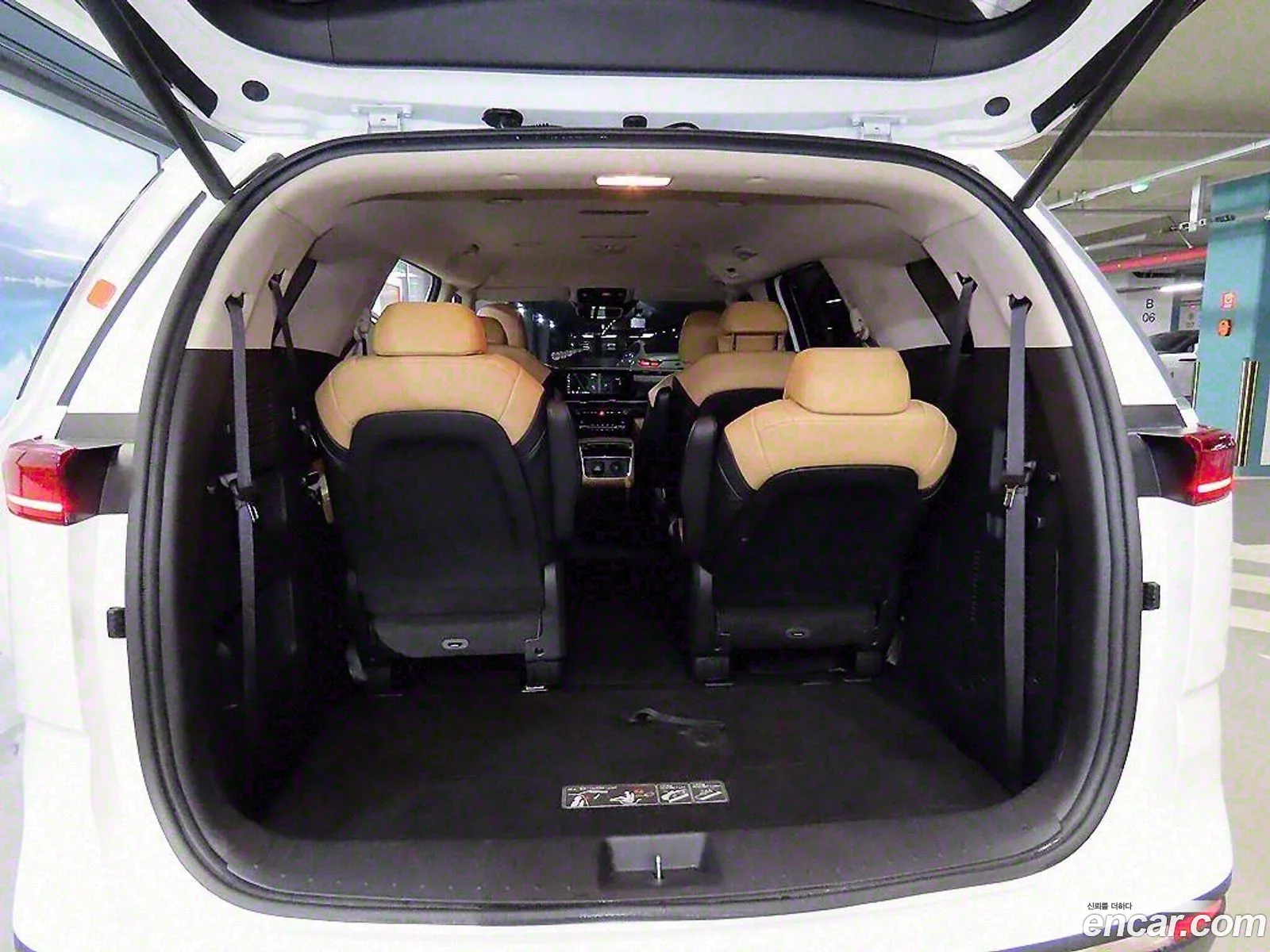 Carnival 4Th Generation 9 -Seater Signature - фотография 12699461
