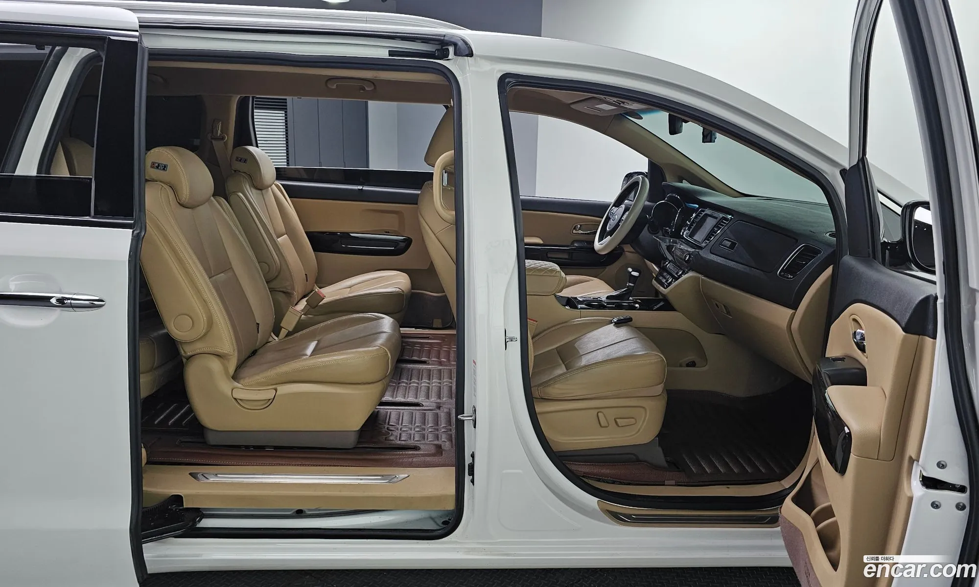 The New Carnival Gasoline 9 -Seater Noblesse Special - фотография 12574287