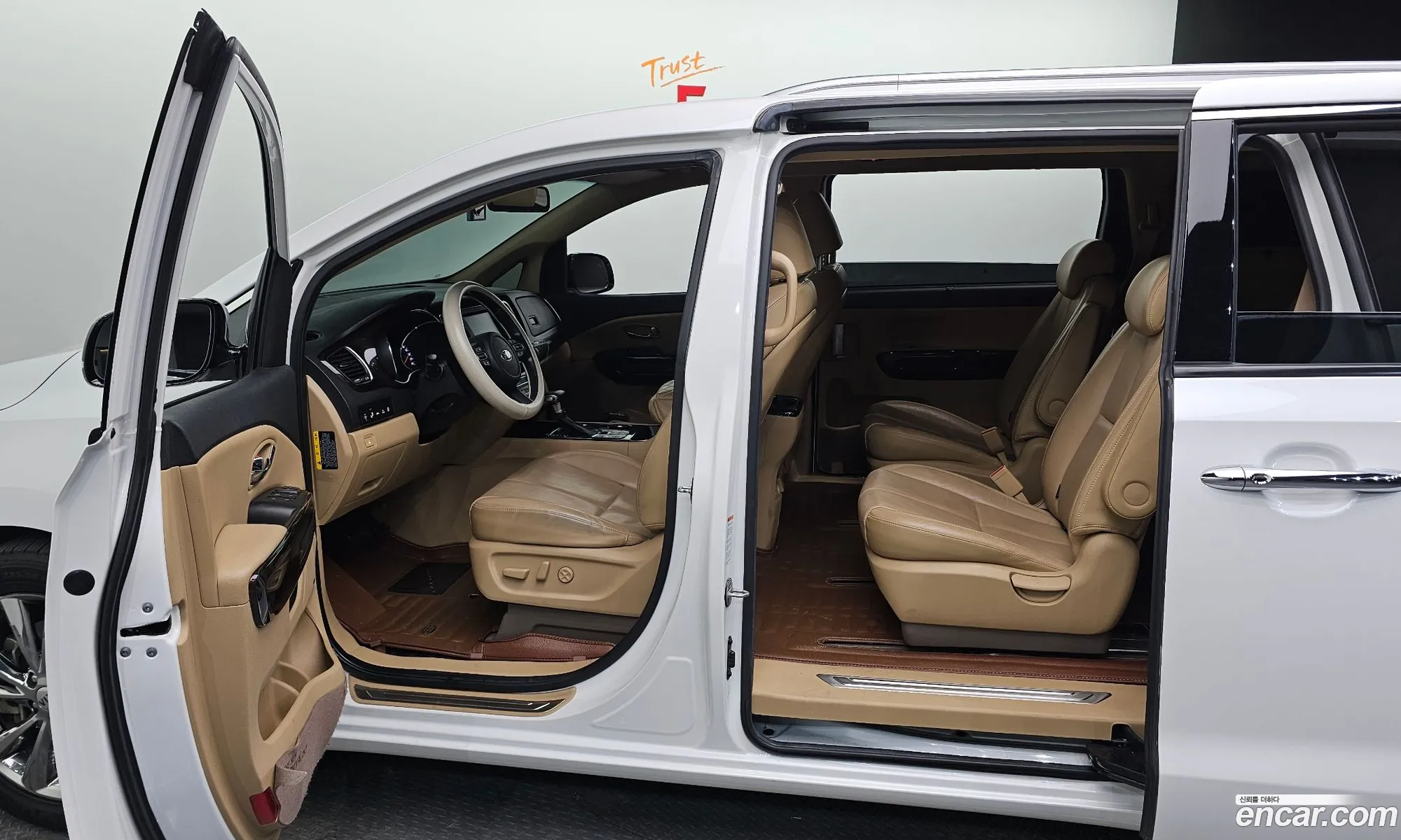 The New Carnival Gasoline 9 -Seater Noblesse Special - фотография 12574286