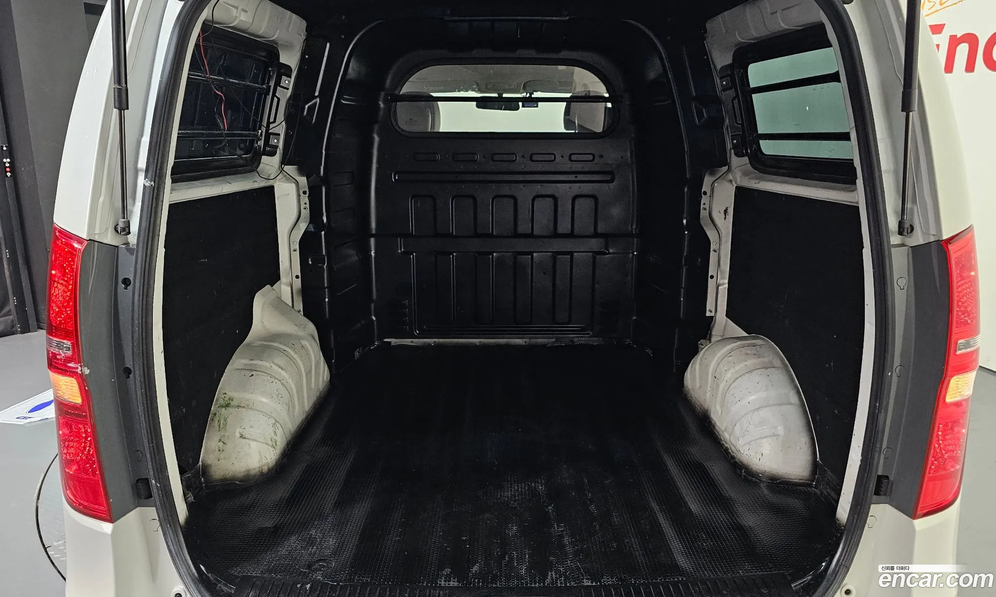 Grand Starex 5 -Seater Van Modern - фотография 13661886