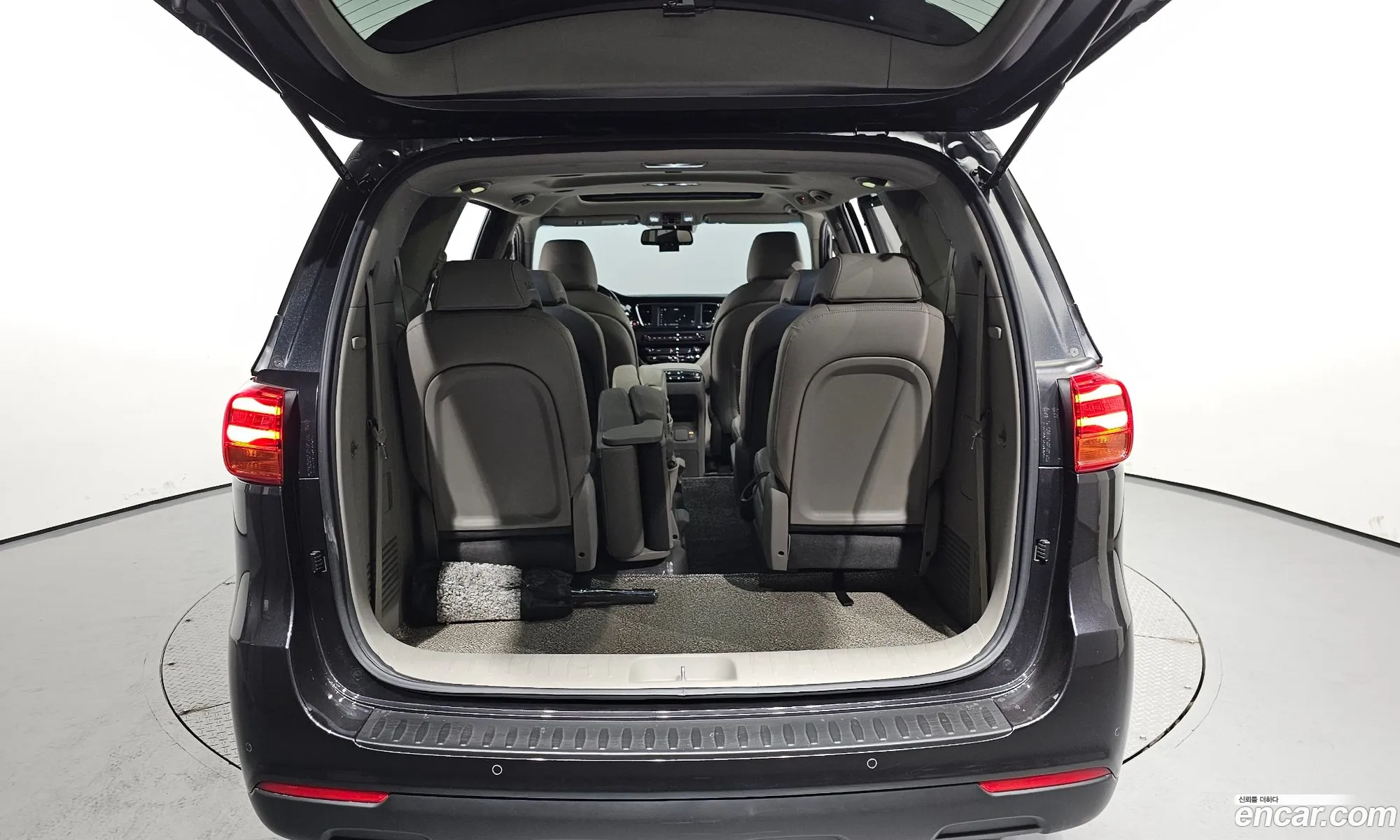 The New Carnival Gasoline 11 -Seater Prestige - фотография 11547561