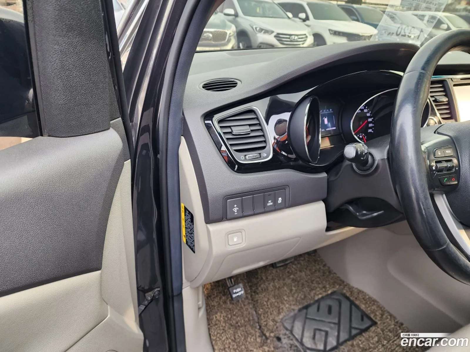 Kia Carnival 9-Seater Noblesse 2016 - фотография 28805