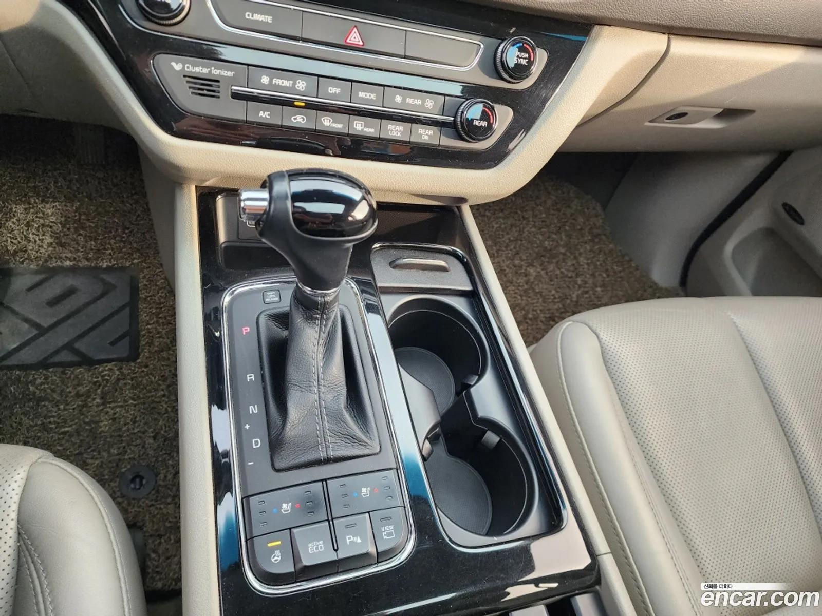 Kia Carnival 9-Seater Noblesse 2016 - фотография 28803