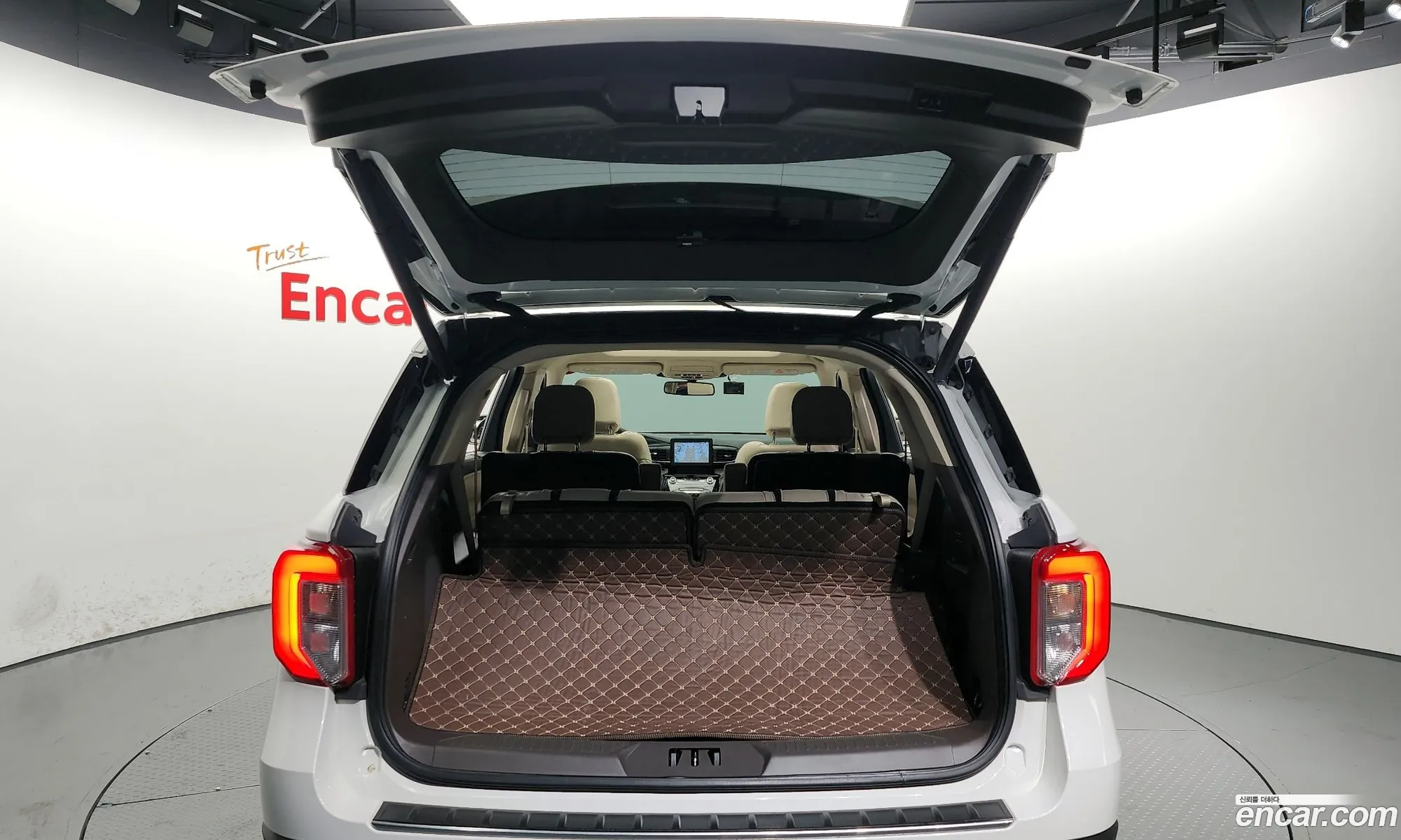 Explorer 6Th Generation 30 Platinum 4Wd - фотография 3491488